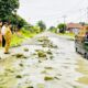 Bupati Simalungun Radiapoh Hasiholan Sinaga dan sejumlah pejabat saat meninjau jalan rusak parah di Kecanatan Huta Bayuraja, Rabu (7/2).(Waspada/ist).