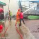 Petugas Damkar dari BPBD Aceh Tamiang bersama warga saat memadamkan api yang melahap tiga unit rumah di Kampung Landuh, Kec Rantau pada Selasa (27/2). (Waspada/Yusri).
