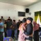 WARGA Dusun Barak Induk, Desa Harapan Maju, Kec. Sei. Lepan, saling berangkulan saat dilakukan proses mediasi Waspada/Ist