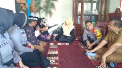 Kapolres Nagan Raya bersama KIP dan Panwaslih mengunjungi Anggota KPPS yang sakit di Desa Rantau Seulamat Kecamatan Tadu Raya Kabupaten Nagan Raya, Selasa (27/2).(Waspada/Muji Burrahman)