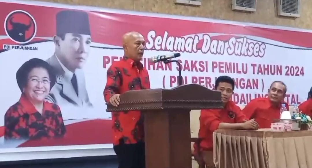 Iskandar Hasibuan caleg DPRD Sumut dari PDI Perjuangan saat memberikan arahan dan sambutan pada acara pembekalan saksi diaula Hotel Rindang, Panyabungan. Waspada/Ist