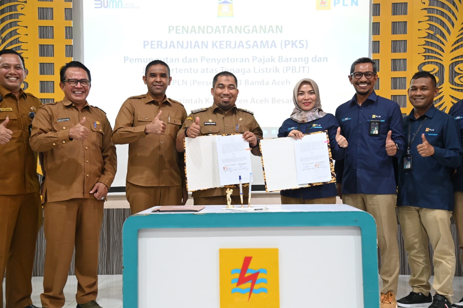 Pj Bupati Aceh Besar, Muhammad Iswanto bersama Manajer PT PLN UP3 Banda Aceh, Eka Rahma Daniati foto bersama usai melakukan Penandatanganan Perjanjian Kerjasama dengan PLN UP3 di Kantor PLN UP3, Merduati, Banda Aceh, Selasa (27/2). (Waspada/Ist)
