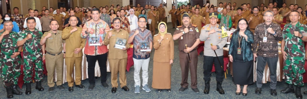 Wali Kota Susanti Dewayani (enam kanan) pose bersama peserta dan lainnya saat pembukaan Musrenbang RKPD Pematangsiantar 2025 di Ballroom Hotel Horison, Jl. Medan, Selasa (27/2).(Waspada-Ist).