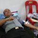 Kepala Rutan Tarutung, Ismet Sitorus donor darah dalam rangkan HUT ke-78 Persit Kartika Chandra Kirana tahun 2024 di Makodim 0210/TU Tarung, Selasa (27/2). Waspada/ist