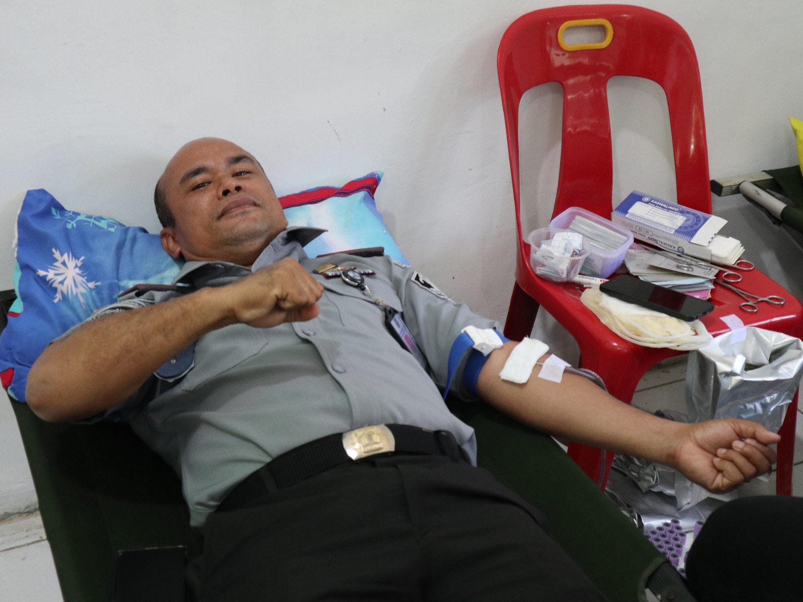 Kepala Rutan Tarutung, Ismet Sitorus donor darah dalam rangkan HUT ke-78 Persit Kartika Chandra Kirana tahun 2024 di Makodim 0210/TU Tarung, Selasa (27/2). Waspada/ist