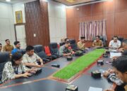 Pj Wali Kota Langsa, Syaridin saat memimpin rapat koordinasi terkait ketersedian bahan pokok menjelang bulan suci Ramadhan, di Aula Wali Kota Langsa, Selasa (27/2) petang. Waspada/Rapian.