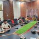 Pj Wali Kota Langsa, Syaridin saat memimpin rapat koordinasi terkait ketersedian bahan pokok menjelang bulan suci Ramadhan, di Aula Wali Kota Langsa, Selasa (27/2) petang. Waspada/Rapian.