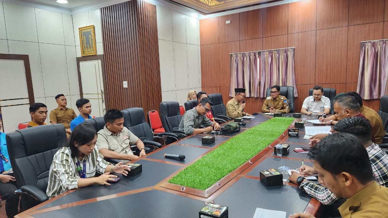 Pj Wali Kota Langsa, Syaridin saat memimpin rapat koordinasi terkait ketersedian bahan pokok menjelang bulan suci Ramadhan, di Aula Wali Kota Langsa, Selasa (27/2) petang. Waspada/Rapian.