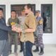Warga menyerahkan buaya yang tertangkap di jaring, kekhwatiran warga masih ada buaya lain yang berkeliaran.(Waspada/Ist)