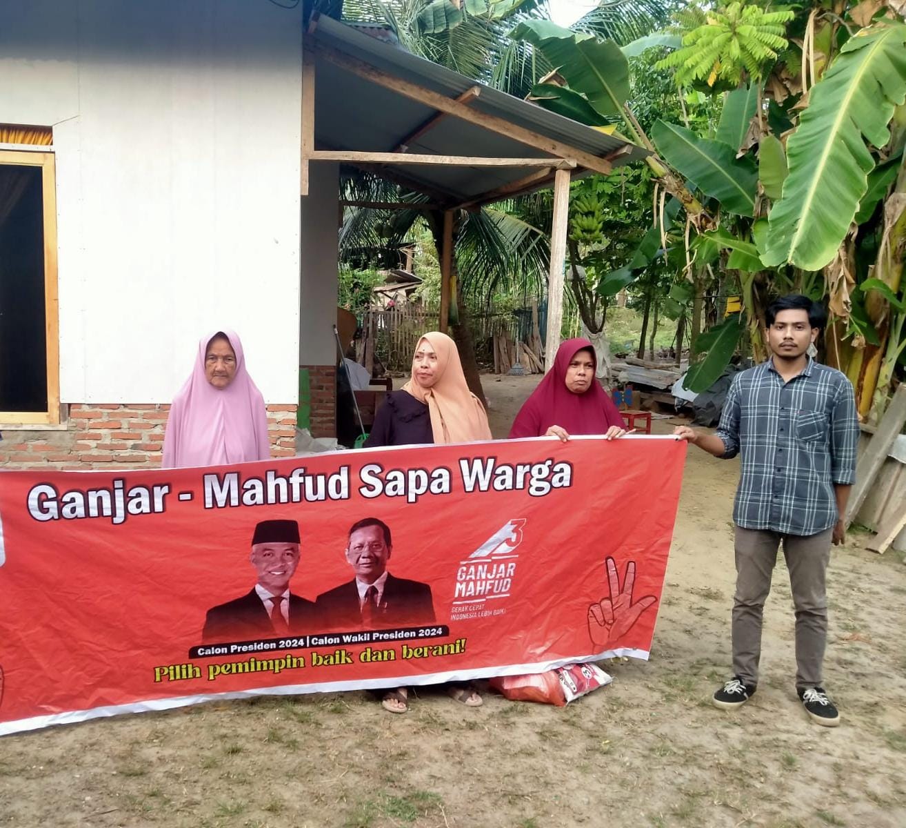 Usai menyambangi warga di Kab. Aceh Utara, Kamis (8/2), kini Sejumlah anak muda yang tergabung dalam Relawan Jemaah Ganjar Aceh (JaGa) kembali melakukan kegiatan Ganjar Sapa Warga ke desa-desa yang ada di Kota Lhokseumawe. Waspada/Zainuddin. Abdullah