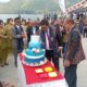 BUPATI Samosir Vandiko Gultom dan Wakilnya, Martua Sitanggang saat melakukan pemotongan kue ulang tahun Kab. Samosir ke-20. Waspada/Valen