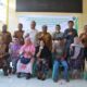 Kepala BPJamsostek Cabang Padangsidimpuan Eris Aprianto (5 kiri belakang) , Pj.Wali Kota Padangsidimpuan Dr. H. Letnan Dalimunthe, M.Kes (5 kanan) dan Ketua DPRD Padangsidimpuan Siwan Siswanto (3 kanan) foto bersama dengan pekerja bukan penerima upah yang telah menerima Kartu BPJS Ketenagakerjaan, di Aula Kantor Camat Padangsidimpuan Selatan, Rabu (28/2). Waspada/ist.