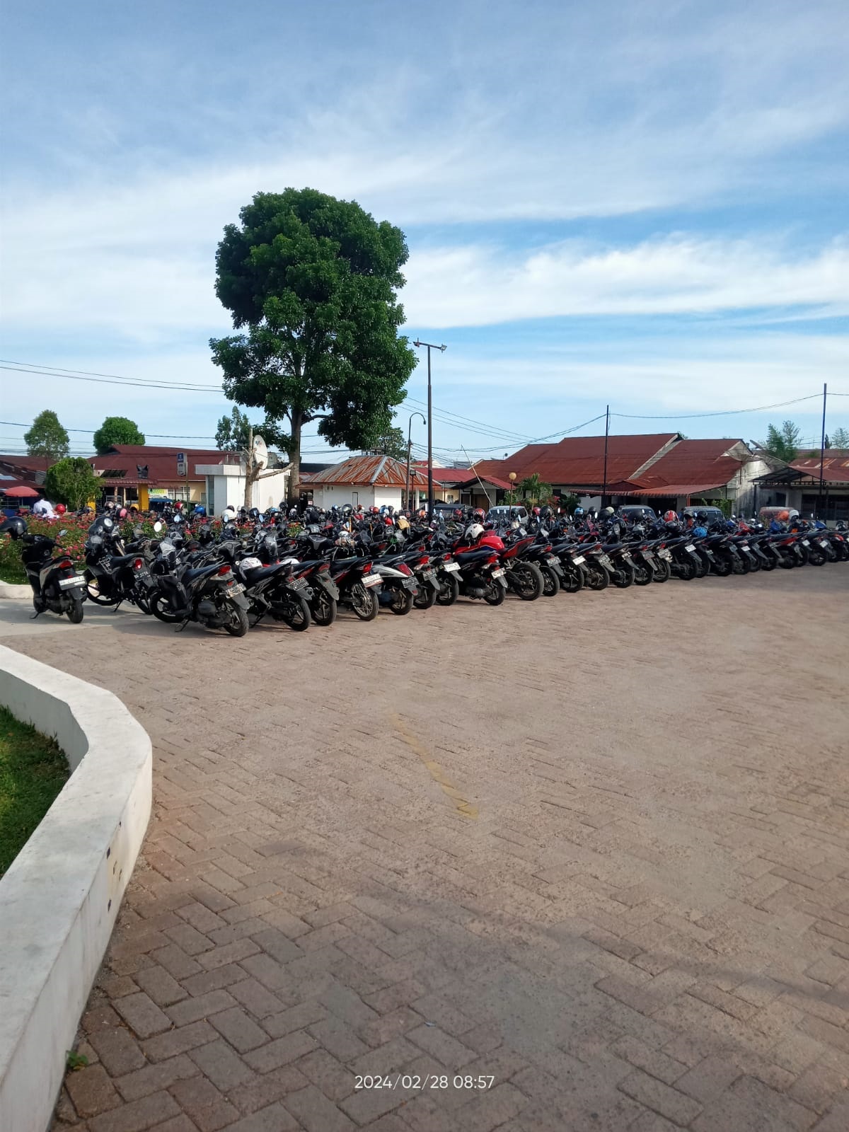LOKASI parkir sepeda motor di komplek RSUD Sidikalang.Waspada/Kartolo Munte.