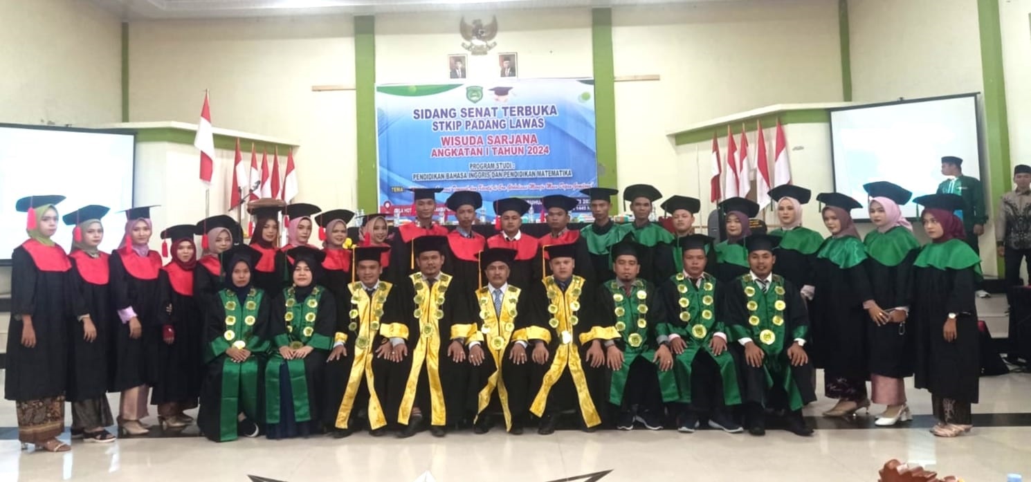 Ketua STKIP Padanglawas, H.Tolentino, MM foto bersama dengan senat dan mahasiswa STKIP yang diwisuda di Aula Hotel Marwah, Sibuhuan, Padang Lawas, Rabu (28/2).Waspada/ist.