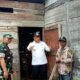 Dandim 0110/Abdya Letkol Inf Beni Maradona, bersama Pj Bupati Darmansah, meninjau kondisi RTLH milik Arjunawati (42) warga tidak mampu Desa Alue Manggota, Kecamatan Blangpidie, yang menjadi target sasaran fisik program TMMD Ke 119. Rabu (28/2).Waspada/Syafrizal