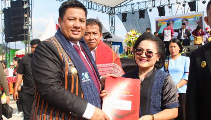 Turut Sumbang PAD, Bupati Samosir Beri Penghargaan Kepada Notaris