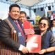 BUPATI Samosir, Vandiko Gultom saat memberikan penghargaan kepada Notaris Pejabat Pembuat Akta Tanah, Sinta Mauly Agnes Tamba. Waspada/Ist