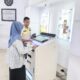 Nasabah BRI Lubukpakam saat menggunakan mesin SSB dibantu Satpam. (Waspada/ist)