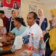 Penyelenggara Pemilu mulai dari PPK, PPS serta KPPS di Kecamatan Bendahara, Kabupaten Aceh Tamiang saat pemeriksaan kesehatan secara serentak pada Rabu (7/2) di Gedung Banta Ahmad Pekan Sungai Iyu. Waspada/Yusri