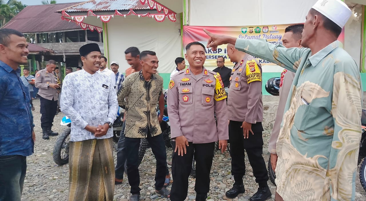 Kapolres Pidie AKBP Imam Asfali akrab dengan tokoh masyarakat Kecamatan Tiro. Pemandangan ini terekam kamera saat ia bersama rombongan melakukan kunjungan silahturahmi ke wilayah hukum Polsek Tiro, Jumat (9/2) Waspada/Muhammad Riza