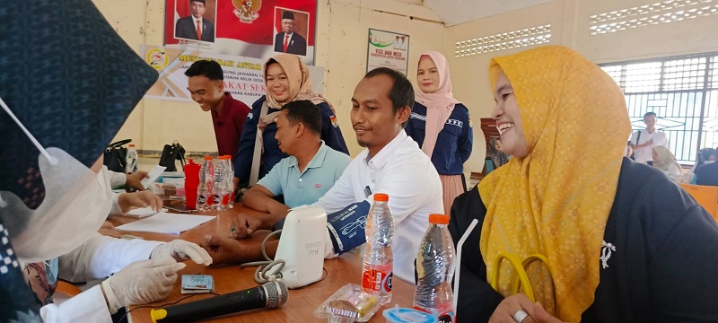 Penyelenggara Pemilu mulai dari PPK, PPS serta KPPS di Kecamatan Bendahara, Kabupaten Aceh Tamiang saat pemeriksaan kesehatan secara serentak pada Rabu (7/2) di Gedung Banta Ahmad Pekan Sungai Iyu. Waspada/Yusri