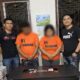 Tersangka VA dan RR bersama barang bukti saat diamankan di Sat Narkoba Polres Simalungun.(Waspada/ist)