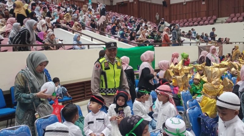Personel polisi dari Polsek Syiah Kuala tetap mendapatkan sambutan saat melakukan pengamanan di arema Pe n tas Seni GTK X di Gedung AAC Dayan Dawood, USK. (Waspada/Zafrullah)