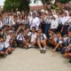 Wali Kota Pematangsiantar Susanti Dewayani (tengah berdiri) pose bersama para siswa-siswi dan para guru serta lainnya saat bersama Plt Kadis Pendidikan Junaedi Antonius Sitanggang meninjau SMPN 10, Jl. Viyata Yudha, Rabu (28/2), guna melihat langsung kondisi sekolah itu.(Waspada-Ist).