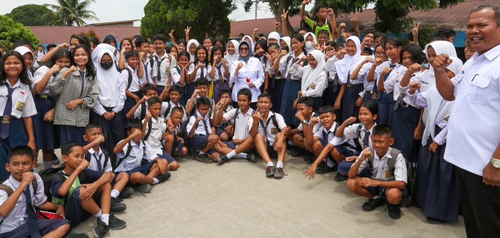 Wali Kota Pematangsiantar Susanti Dewayani (tengah berdiri) pose bersama para siswa-siswi dan para guru serta lainnya saat bersama Plt Kadis Pendidikan Junaedi Antonius Sitanggang meninjau SMPN 10, Jl. Viyata Yudha, Rabu (28/2), guna melihat langsung kondisi sekolah itu.(Waspada-Ist).