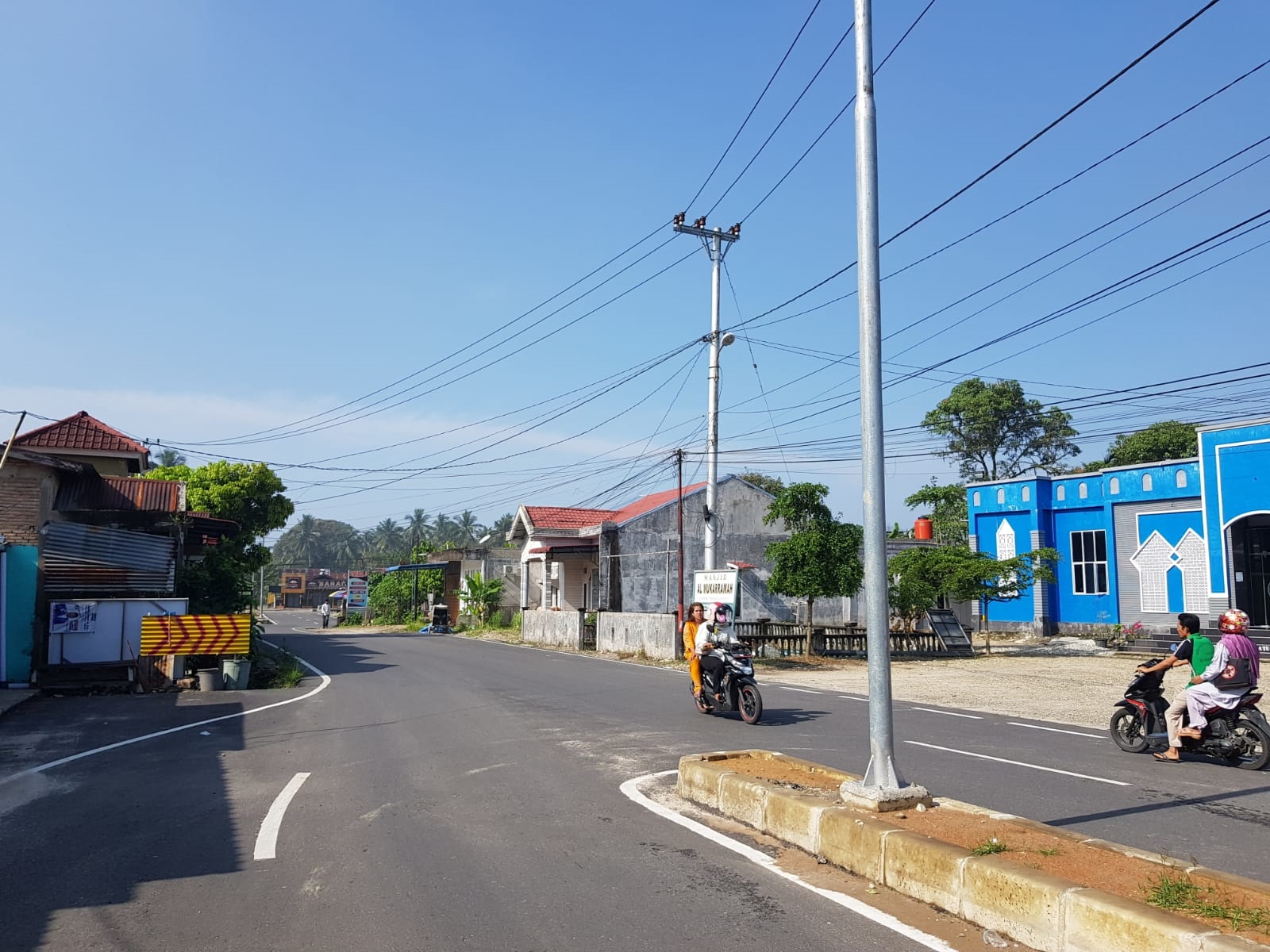 PELEBARAN jalan di Kampong Penanggalan menyisakan persoalan. Dikabarkan empat unit rumah belum diganti rugi dan direkomendasi DPRK untuk segera diselesaikan Pemko. Foto diambil, Kamis (29/2). (Khairul Boangmanalu/Waspada)