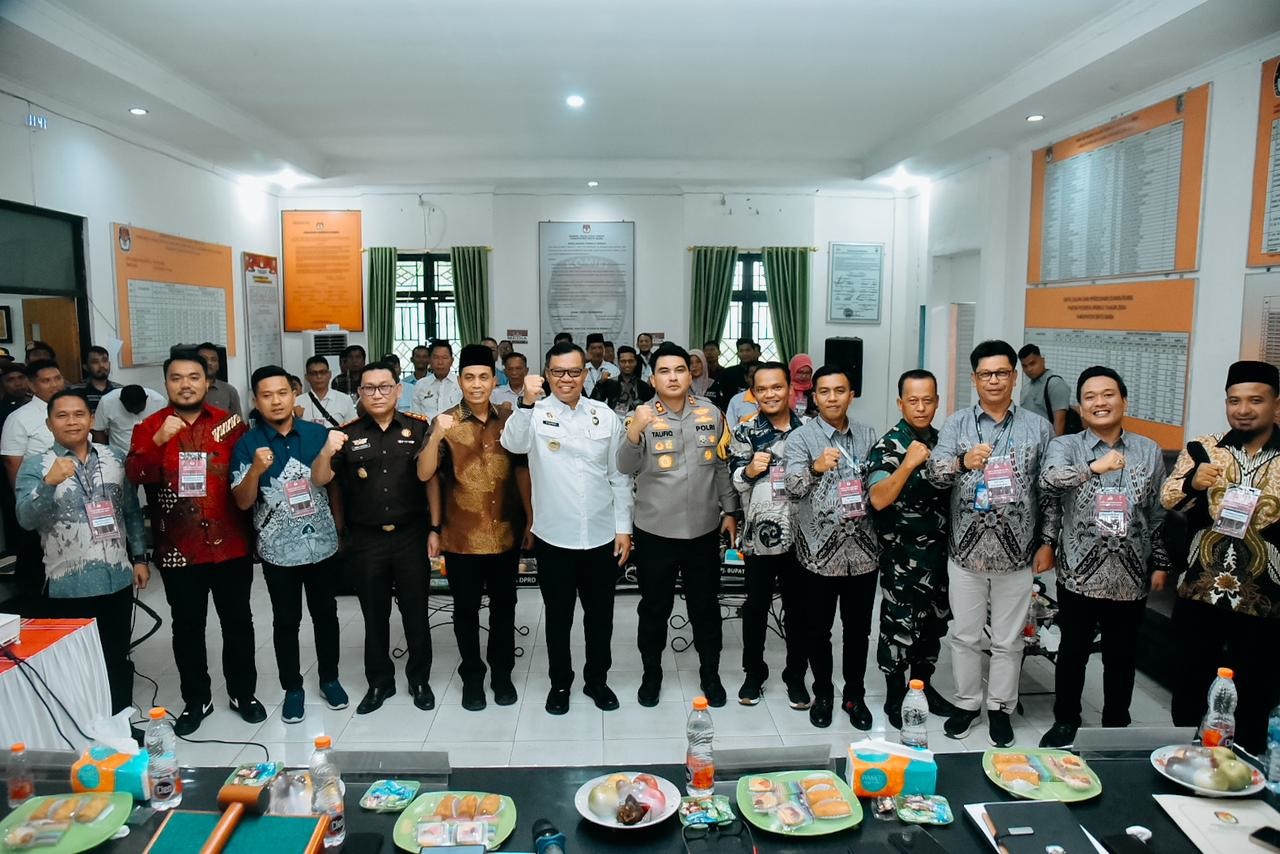   Pj Bupati Batubara Nizhamul saat menghadiri rapat pleno terbuka rekapitulasi hasil penghitungan perolehan suara tingkat Kabupaten Batubara di Kantor KPU Batubara.Waspada/Ist