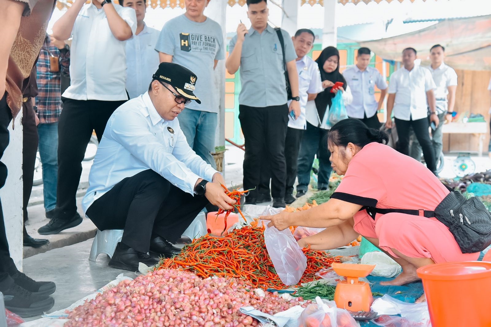   Pj Bupati Batubara Nizhamul, S.E, M.M saat meninjau pasar murah di Lapangan Limapuluh Blok 8, Kecamatan Limapuluh. Waspada/Ist