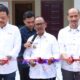 Wakil Bupati Simalungun H.Zonny Waldi didampingi Head of Tilapia and Pangasius Operation STP, Imam Santoso, melakukan pengguntingan pita tanda peresmian perpustakaan SDN 096779 dan renovasi perpustakaan SDN 091288 Janggir Leto, Kamis (29/2).(Waspada/ist).