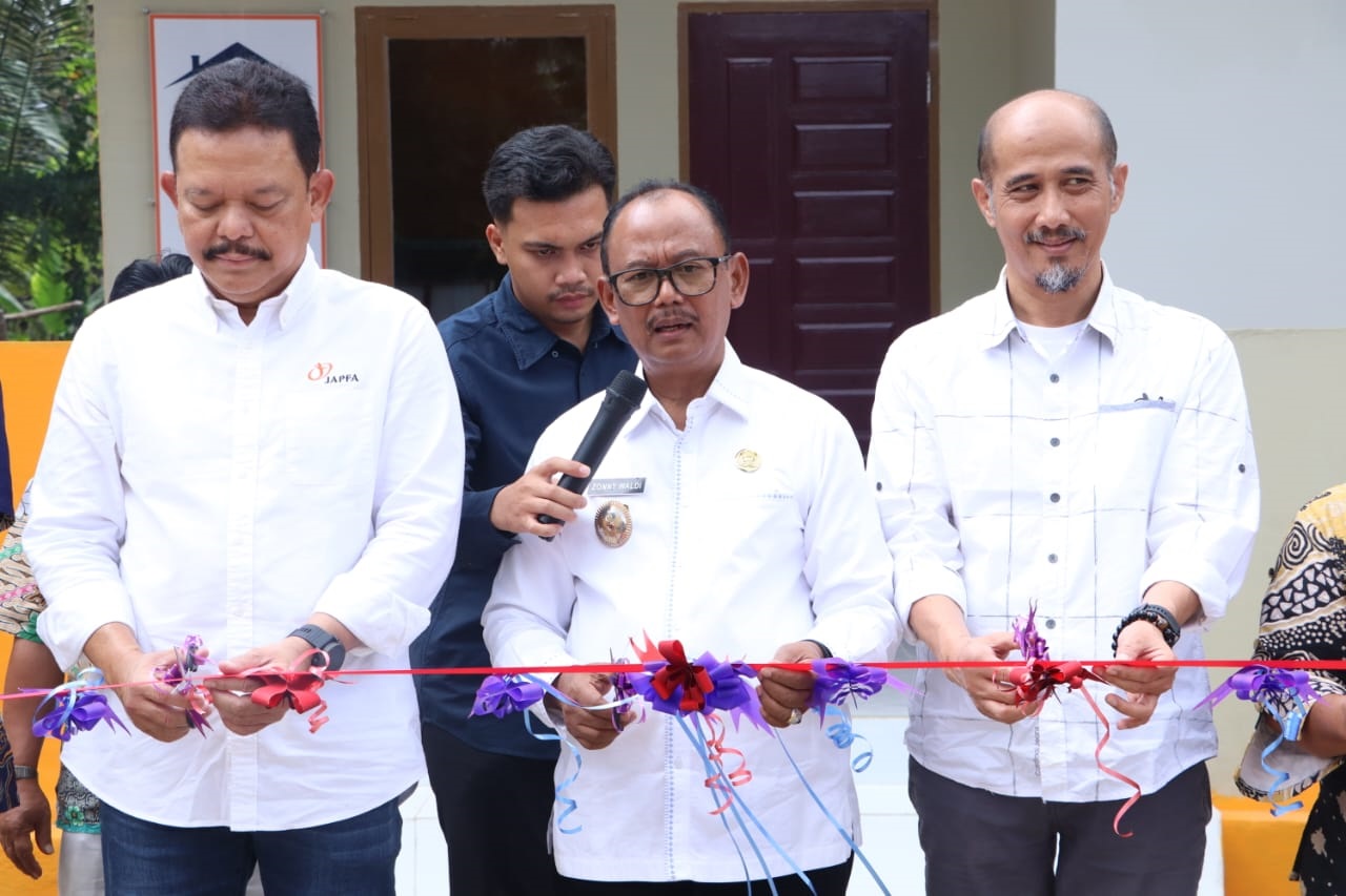 Wakil Bupati Simalungun H.Zonny Waldi didampingi Head of Tilapia and Pangasius Operation STP, Imam Santoso, melakukan pengguntingan pita tanda peresmian perpustakaan SDN 096779 dan renovasi perpustakaan SDN 091288 Janggir Leto, Kamis (29/2).(Waspada/ist).