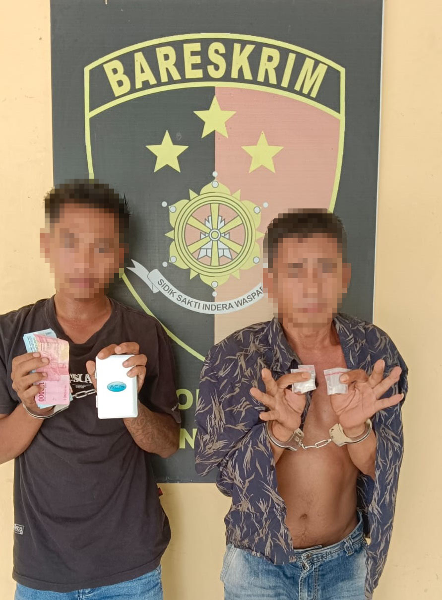Dua tersangka pengedar sabu yang berhasil dibekuk Unit Reskrim Polsek Medang Deras.(Waspada/ist)