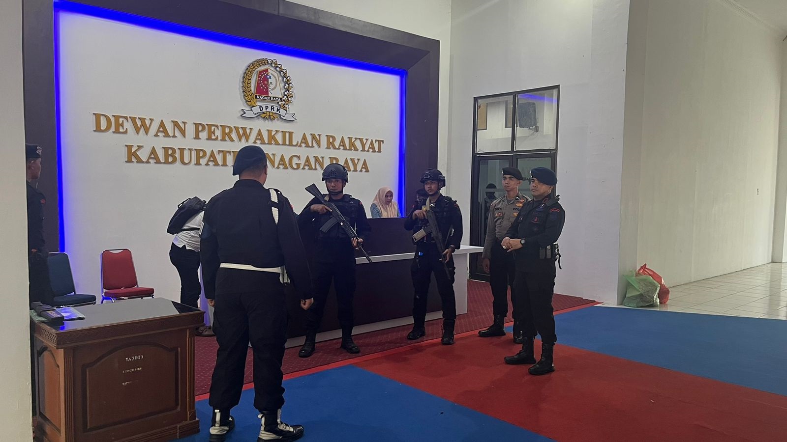 Brimob Batalyon C Pelopor saat melakukan pengamanan di lokasi pleno Sirekap di DPRK Nagan Raya, Kamis (29/2). Waspada/Muji Burrahman