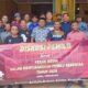 Foto bersama antara insan pers dari berbagai flatfrom media dengan KIP Kota Langsa usai diskusi pemilu, di Rumah Makan Sekata, Gampong Sungai Lueng, Kecamatan Langsa Timur, Rabu (7/2). Waspada/Ist