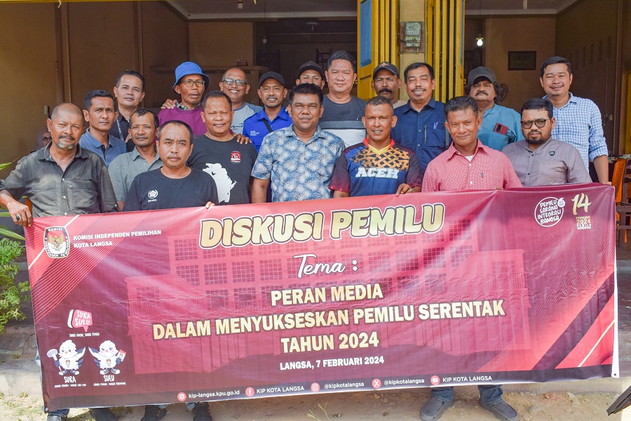 Foto bersama antara insan pers dari berbagai flatfrom media dengan KIP Kota Langsa usai diskusi pemilu, di Rumah Makan Sekata, Gampong Sungai Lueng, Kecamatan Langsa Timur, Rabu (7/2). Waspada/Ist