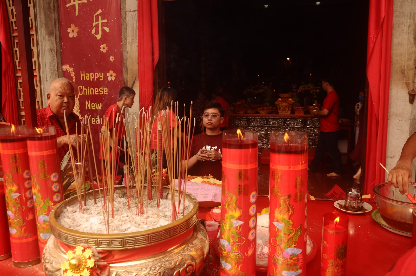 Salah satu warga sedang melakukan ritual sembahyang saat perayaan Tahun Baru Imlek di klenteng. Waspada/Sapriadi