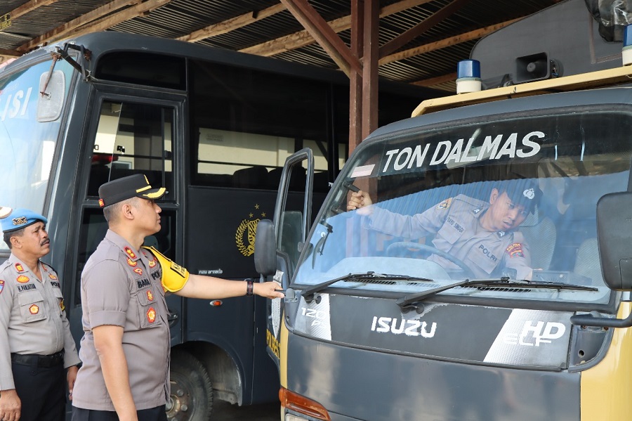 Kapolres Tapteng, AKBP Basa Emdem Banjarnahor memeriksaan kesiapan kendaraan dinas Polri di Lapangan Apel Mapolres Tapteng. Rabu (7/2). Waspada/ist