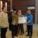 Pj. Bupati Aceh Jaya, Dr. A. Murtala, M.Si menerima penghargaan dari PWI Aceh Jaya yang diserahkan Ketua PWI Aceh M. Nasir Nurdin, pada malam anugerah PWI Aceh Jaya, Aula DMPKB Calang, Jumat (9/2) malam. (Waspada/Ist)