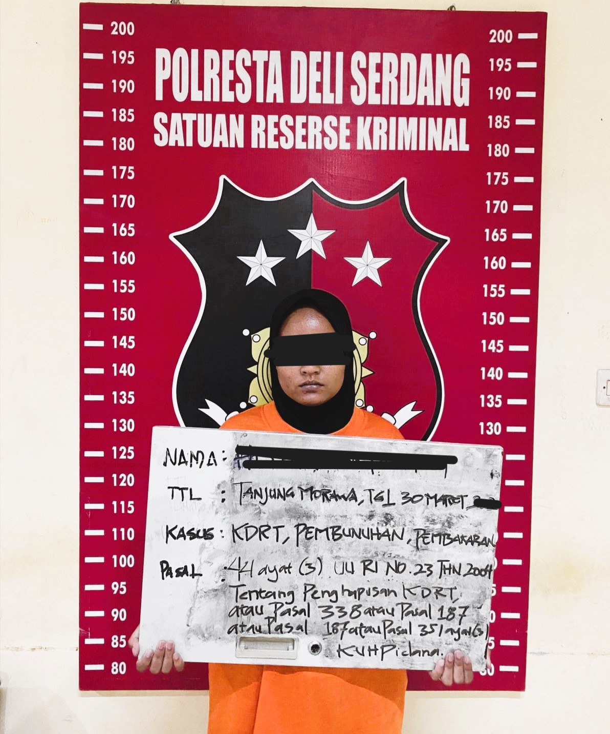 Seorang istri yang diduga membakar suaminya saat diamankan. (Waspada/ist)