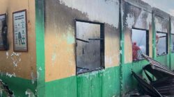GEDUNG perputakaan dan gedung laboratorium IPA SMP Negeri 2 ludes terbakar. Waspada/Ist