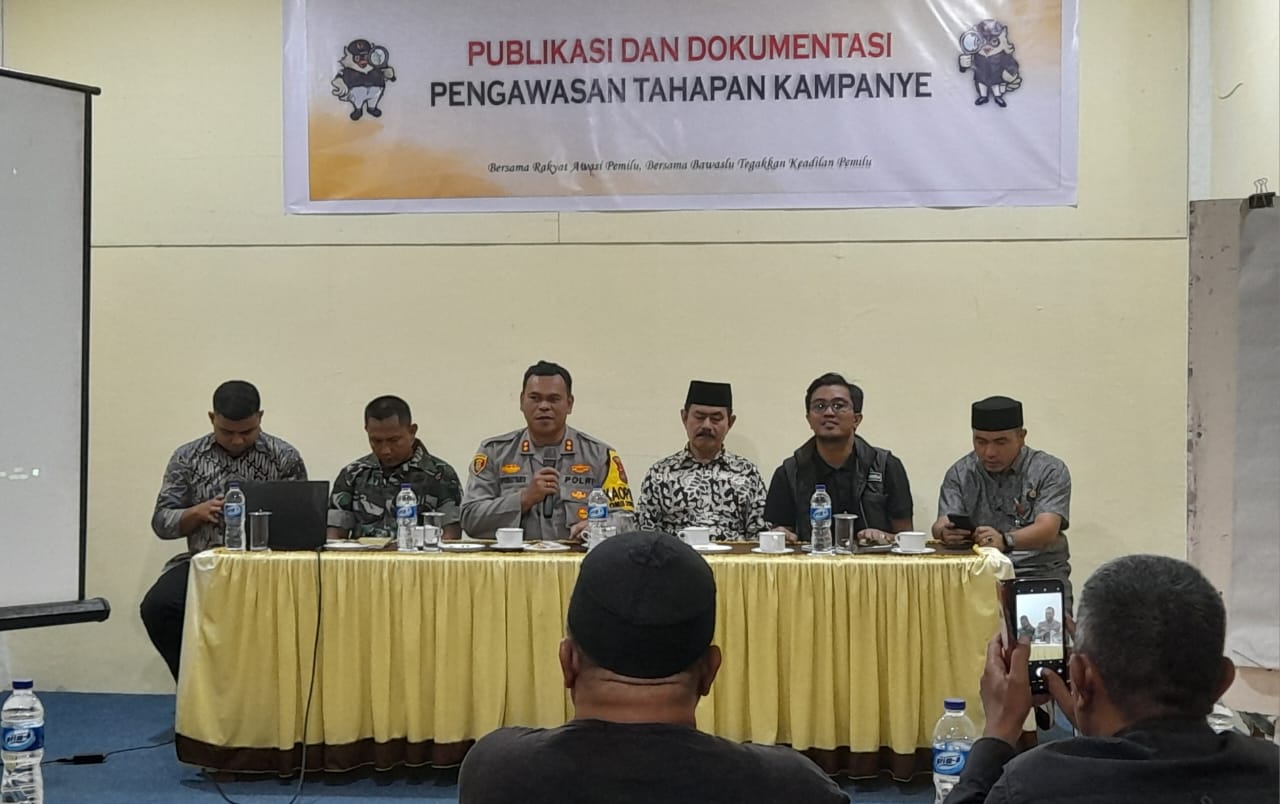 Kapolres Aceh Singkil AKBP Suprihatiyanto didampingi Ketua MPU Ustadz Roesman, Ketua Panwaslih Syamsul Arifin, Anggota Panwaslih Ismail serta mewakili Kodim 0109, saat kegiatan sosialisasi publikasi dan dokumentasi dalam pengawasan tahapan kampanye, Sabtu (10/2/2024). WASPADA/Ariefh.
