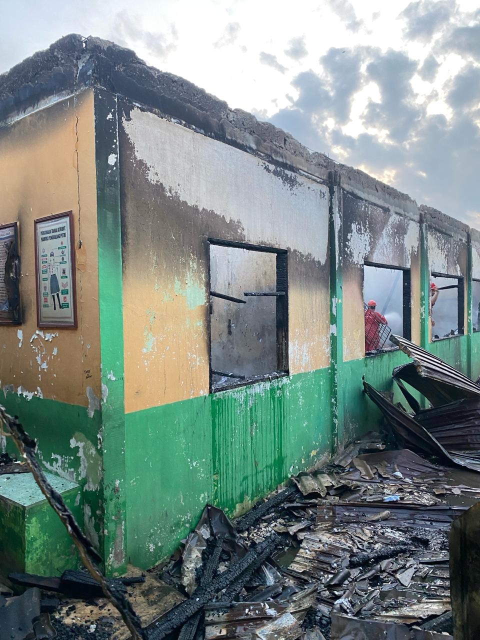 GEDUNG perputakaan dan gedung laboratorium IPA SMP Negeri 2 ludes terbakar. Waspada/Ist