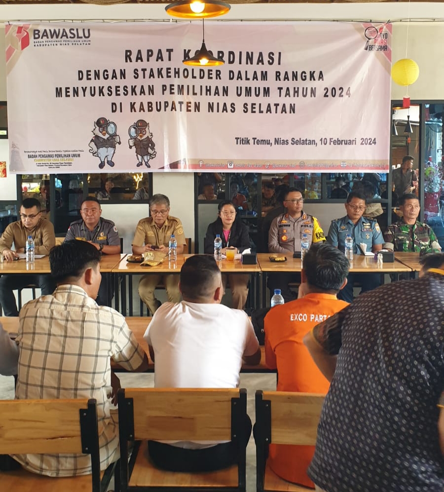 Bawaslu Nias Selatan menggelar rapat koordinasi dengan stakeholder guna menyukseskan pelaksanaan Pemilu 2024 bertempat di Titik Temu Cafe, Jln. Baloho Indah Telukdalam, Sabtu (10/2). Waspada/Budi Gowasa.