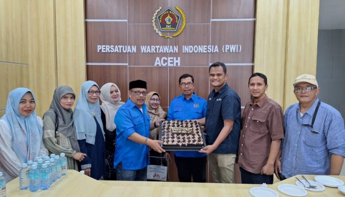 Pemotongan Kue Ultah Warnai Syukuran HPN 2024 Di PWI Aceh