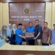 Manajemen PT SBA diwakili Head of Media Faraby Azwani menyerahkan kue HPN 2024 dan HUT ke-78 PWI kepada Ketua PWI Aceh Nasir Nurdin, Jumat (9/2) di Kantor PWI Aceh, Simpang Lima, Kuta Alam, Banda Aceh. (Waspada/Ist)