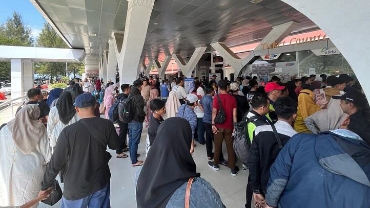 Tampak dalam gambar suasana penumpang kapal cepat dan kapal lambat di Pelabuhan Ulee Lhee Banda Aceh yang akan berangkat menuju pelabuhan Balohan Sabang. (Waspada/TZ)