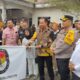 Ketua KPU Simalungun, Johan Septian Pradana saat melepas armada pengakut logistik ke kecamatan dari halaman kantor KPU Simalungun di Pamatangraya, Minggu (11/2).(Waspada/ist).